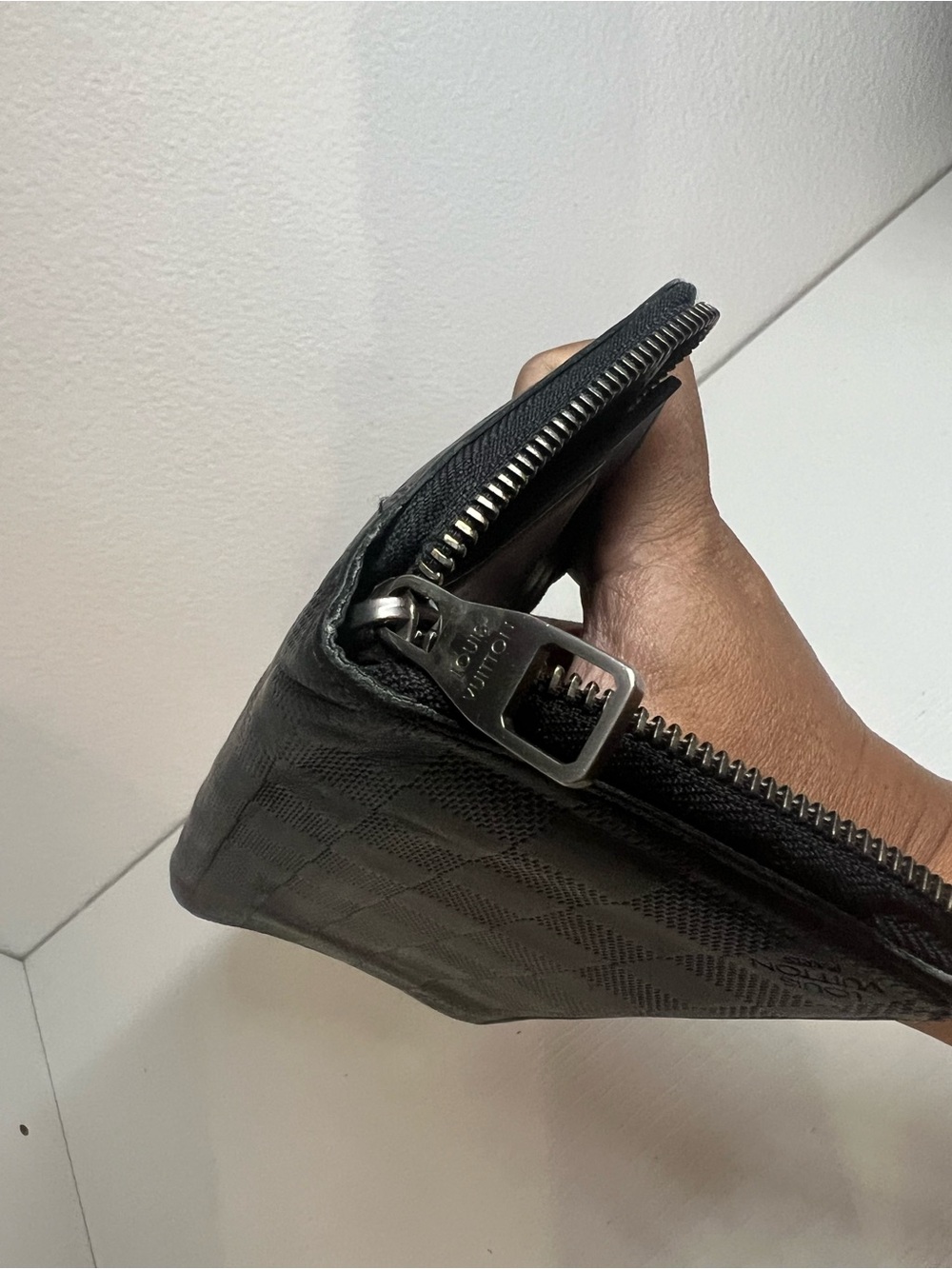 Louis Vuitton: Zippy Wallet Damier Infini - Picture 14 of 15